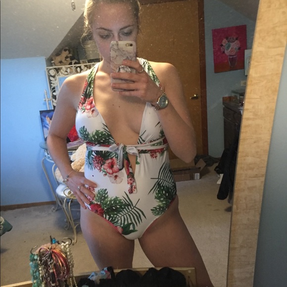 ✨FLORAL ONE PIECE SWIMSUIT✨ - Picture 7 of 8